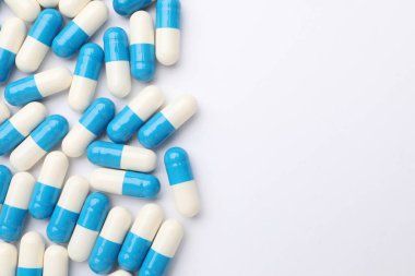 Beyaz arka planda bir sürü hap var. Metin için boşluk