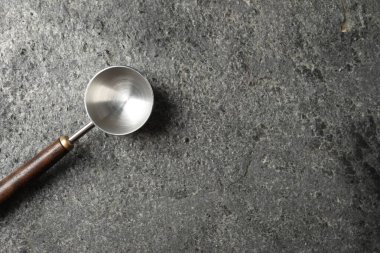 Gri desenli masada dondurma için metal kepçe, üst manzara. Metin için boşluk