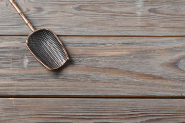 Tahta masada bronz kepçe, manzaranın üstünde. Metin için boşluk