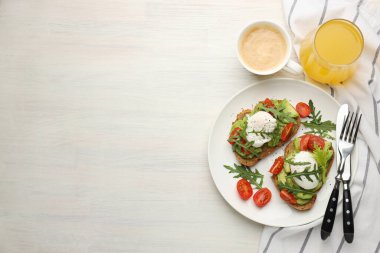Avokado tostları ve hafif ahşap masada servis edilen haşlanmış yumurtalarla nefis bir kahvaltı. Metin için boşluk