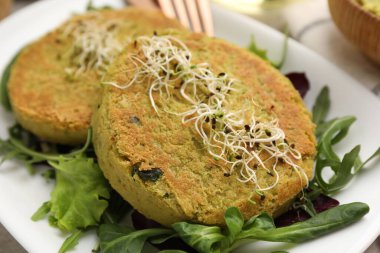 Lezzetli vejetaryen köfteler, mikro yeşiller ve salata, yakın plan.