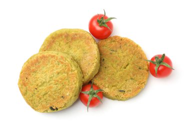 Domatesli leziz vejetaryen köfteleri beyaza izole edilmiş.
