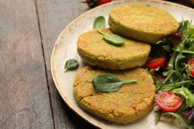 Tahta masada servis edilen salatalı lezzetli vejetaryen köfteleri, yakın plan.