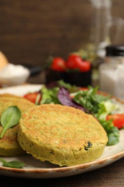 Tahta masada servis edilen salatalı lezzetli vejetaryen köfteleri, yakın plan.