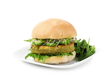 Lezzetli hamburger, vejetaryen köfte ve sebzeler beyaz üzerine izole edilmiş.