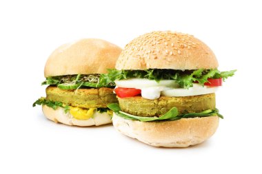 Lezzetli hamburgerler, vejetaryen köfteler ve sebzeler.