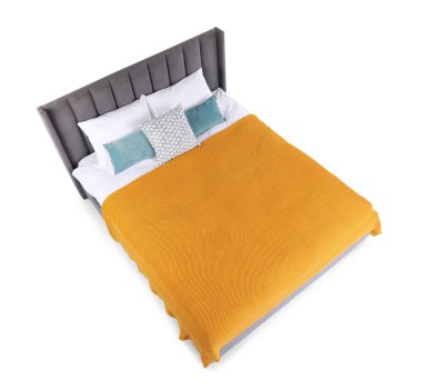 Temiz çarşafları olan büyük bir yatak, beyazın üstünde, manzaranın üstünde.