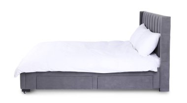 Beyaz çarşaflı büyük bir yatak.