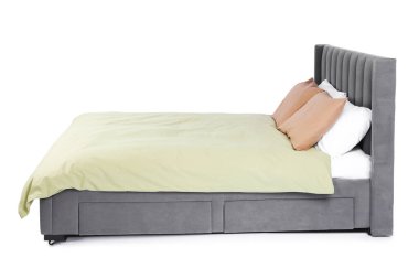 Beyaz çarşaflı büyük bir yatak.