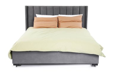 Beyaz çarşaflı büyük bir yatak.