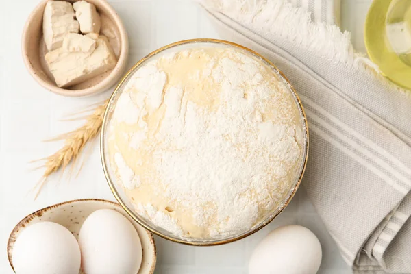 Maya hamuru kasede ve malzemeler beyaz fayanslı masada, düz yerde.