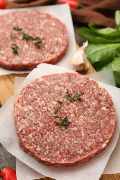 Masada kekik, sarımsak ve marul ile pişirilmemiş köfte, yakın plan.