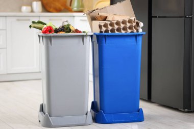 Mutfaktaki çöp bidonlarında. Atık sıralama
