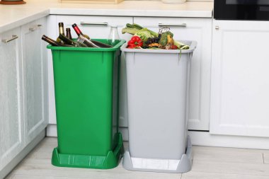 Mutfaktaki çöp bidonlarında. Atık sıralama
