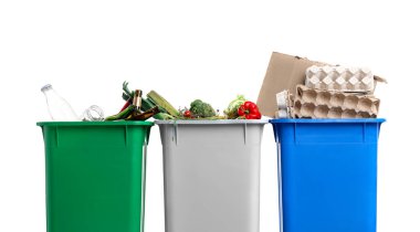 Çöp tenekeleri beyaz arka planda, yakın plan. Atık sıralama