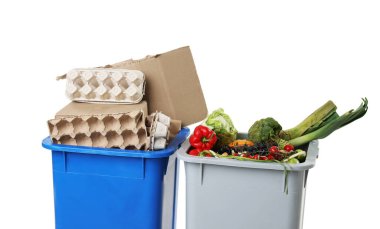 Çöp tenekeleri beyaz arka planda, yakın plan. Atık sıralama