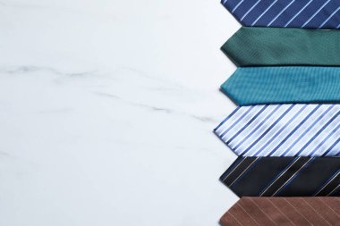 Beyaz mermer masada şık kravatlar, düz yatış. Metin için boşluk