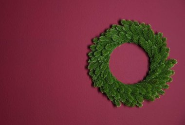 Kızıl duvarda güzel bir Noel çelengi, metin için boşluk