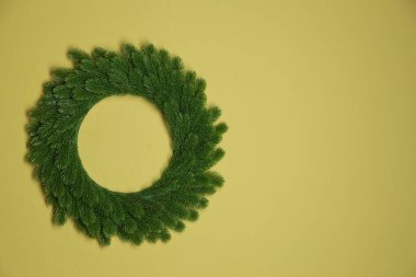 Renk duvarında güzel Noel çelengi, metin için boşluk