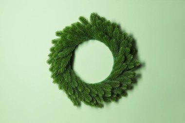 Açık yeşil duvarda güzel bir Noel çelengi