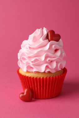 Sevgililer Günün kutlu olsun. Pembe arka planda kırmızı kalpleri olan lezzetli kek, yakın plan.