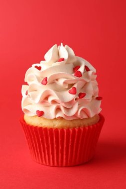 Sevgililer Günün kutlu olsun. Kırmızı arka planda kalpleri olan lezzetli kek, yakın plan.