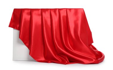 Beyaz üzerine izole edilmiş şık kırmızı ipek kumaşlı pankart