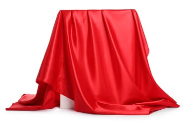 Beyaz üzerine izole edilmiş şık kırmızı ipek kumaşlı pankart