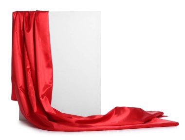 Beyaz üzerine izole edilmiş şık kırmızı ipek kumaşlı pankart