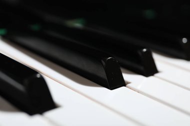 Piyano tuşlarının yakın görüntüsü. Müzik aleti
