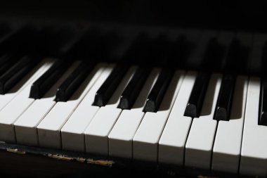 Piyano tuşlarının yakın görüntüsü. Müzik aleti
