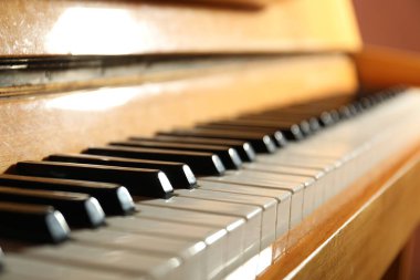 Piyano tuşlarının yakın görüntüsü. Müzik aleti