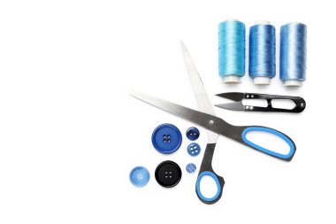 Farklı dikiş malzemeleri beyaz, üstten görünüyor.