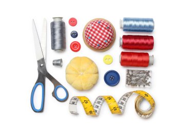 Farklı dikiş malzemeleri beyaz, üstten görünüyor.