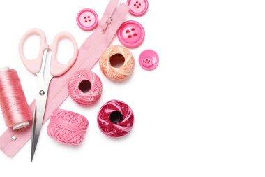 Farklı dikiş malzemeleri beyaz, üstten görünüyor.