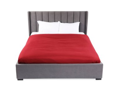 Beyaz çarşaflı büyük bir yatak.