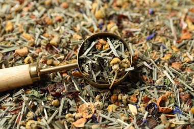 Kurutulmuş bitki çayıyla kaşığı ölçmek, yakın plan.