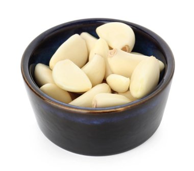 Taze sarımsak karanfilleri beyaz kasede izole edilmiş.