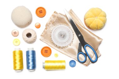 Tedarik malzemeleri beyaz arka planda, üst görünümde