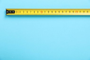 Açık mavi arka plandaki şerit, üst manzara. Metin için boşluk