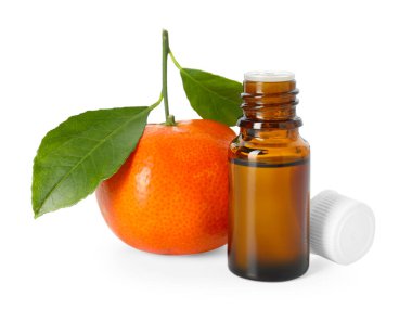 Beyaza izole edilmiş bir şişe mandalina yağı ve meyve.