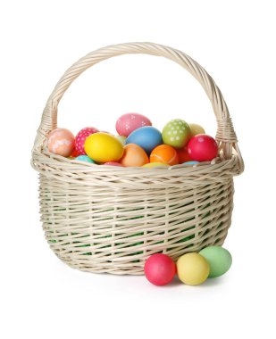 Hasır sepetteki boyanmış Paskalya yumurtaları beyaza izole edilmiş.