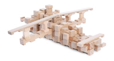 Tahta bloklardan yapılmış uçak beyaz üzerine izole edilmiş.