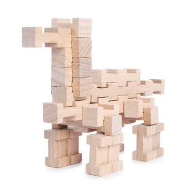 Tahta bloklardan yapılmış hayvan figürü beyaz üzerine izole edilmiş.