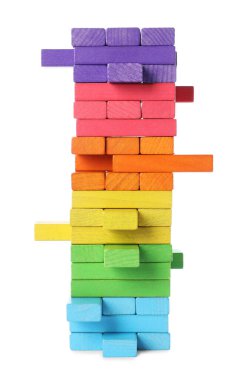 Beyaz üzerine izole edilmiş ahşap bloklardan yapılmış renkli kule