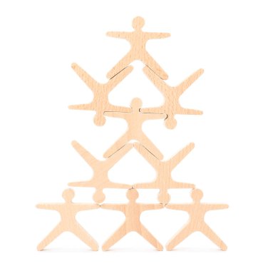 Tahta istiflenmiş akrobatlar beyazda izole edilmiş. Dengeleme oyunu