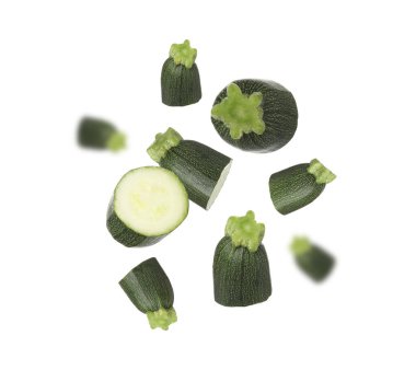 Kabak parçaları beyaz arka plana düşüyor. Taze sebze.