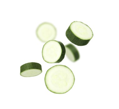 Kabak parçaları beyaz arka plana düşüyor. Taze sebze.