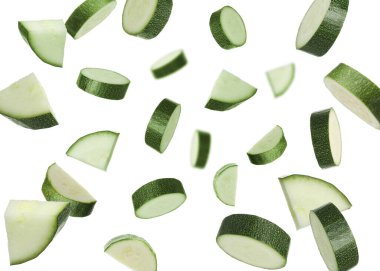 Kabak parçaları beyaz arka plana düşüyor. Taze sebze.