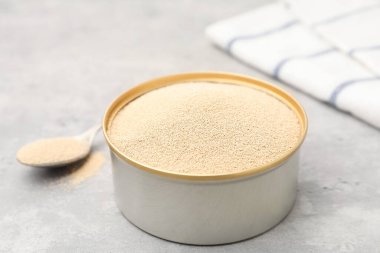 Kasede kuru maya, gri masada, yakın plan.